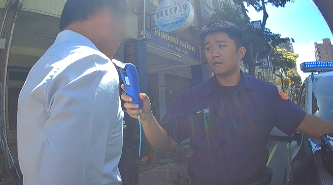 高雄1名吳姓男子，闖紅燈險些撞到剛起步的警車，因此被警方攔下，經酒測，男子酒測值達每公升0.28毫克，當場遭警逮捕送辦。（圖／警方提供）