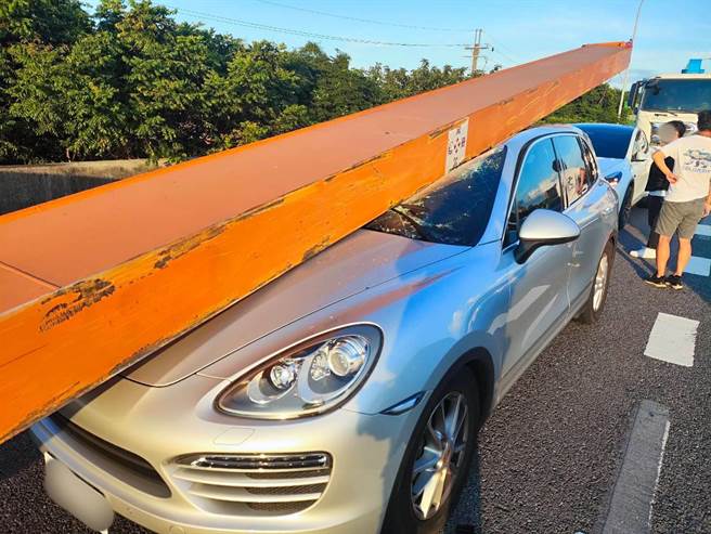 曾男驾驶大货车急煞，导致车上H型钢梁往前衝，造成6车追撞事故，其中保时捷遭「泰山压顶」，所幸车主轻伤无碍。(翻摄照片／蔡依珍桃园传真)