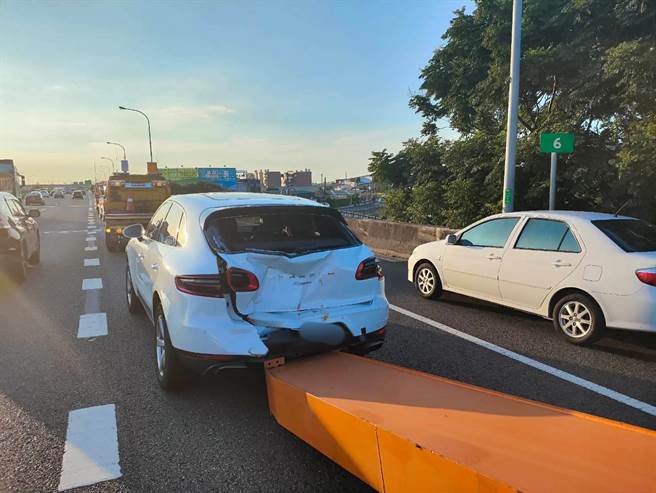 曾男驾驶大货车急煞，导致车上H型钢梁往前衝，造成6车追撞事故，其中保时捷遭「泰山压顶」，所幸车主轻伤无碍。(翻摄照片／蔡依珍桃园传真)