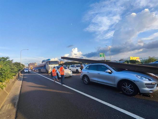 曾男驾驶大货车急煞，导致车上H型钢梁往前衝，造成6车追撞事故，其中保时捷遭「泰山压顶」，所幸车主轻伤无碍。(翻摄照片／蔡依珍桃园传真)