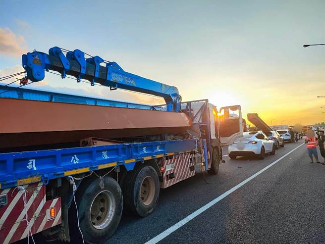 曾男驾驶大货车急煞，导致车上H型钢梁往前衝，造成6车追撞事故，其中保时捷遭「泰山压顶」，所幸车主轻伤无碍。(翻摄照片／蔡依珍桃园传真)