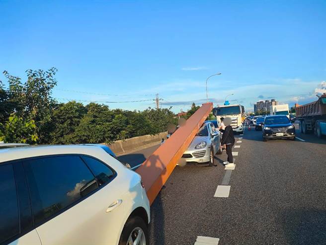 曾男驾驶大货车急煞，导致车上H型钢梁往前衝，造成6车追撞事故，其中保时捷遭「泰山压顶」，所幸车主轻伤无碍。(翻摄照片／蔡依珍桃园传真)