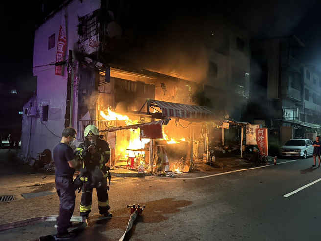 今（26）日晚间21时许，高雄高楠公路发生一起火警。（翻摄画面）