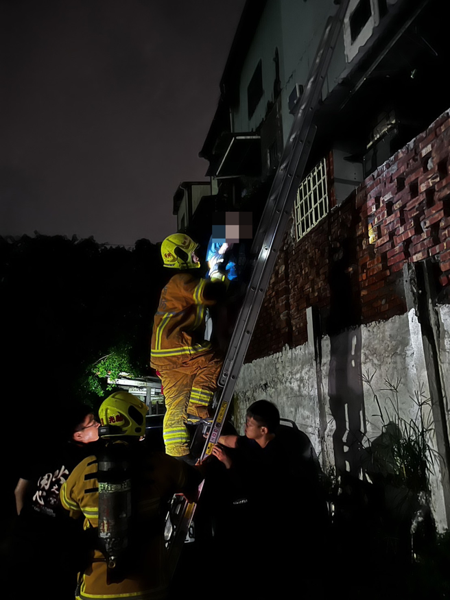 今（26）日晚间21时许，高雄高楠公路发生一起火警。（翻摄画面）