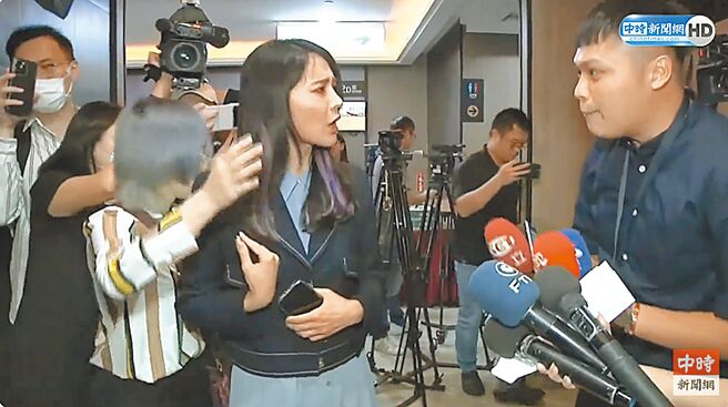 民进党立委赖品妤24日出席活动时，面对中天新闻记者採访时，自称被记者推到跌倒，不过事后还原影像却被抓包「假摔」。（摘自中时新闻网YouTube直播／丁上程台北传真）