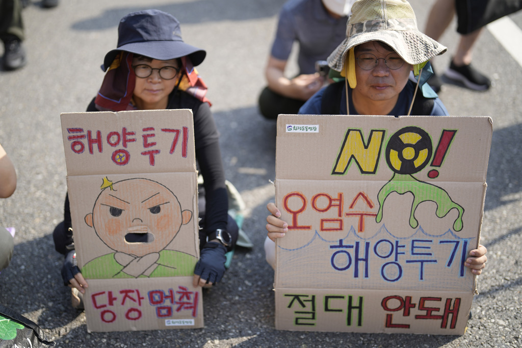 南韓民眾持續在街頭抗議日本政府准許福島核電廠核處理水排放入海。（美聯社）