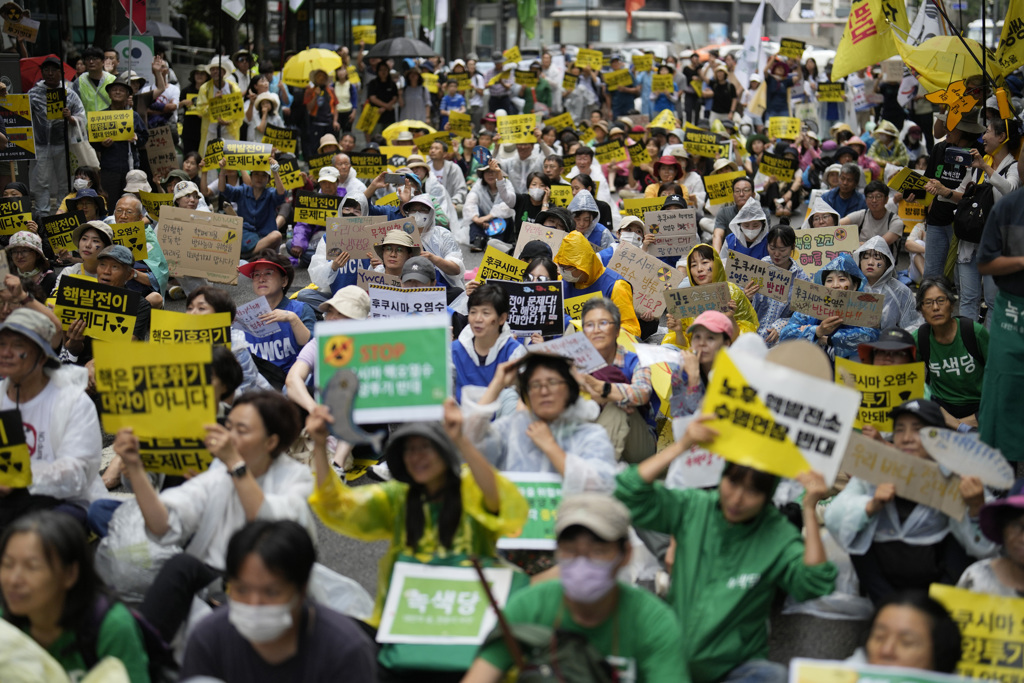 南韓首爾民眾抗議日本將福島事故的「經處理的輻射水」（ treated radioactive water）排放至海水中。（美聯社資料照片）