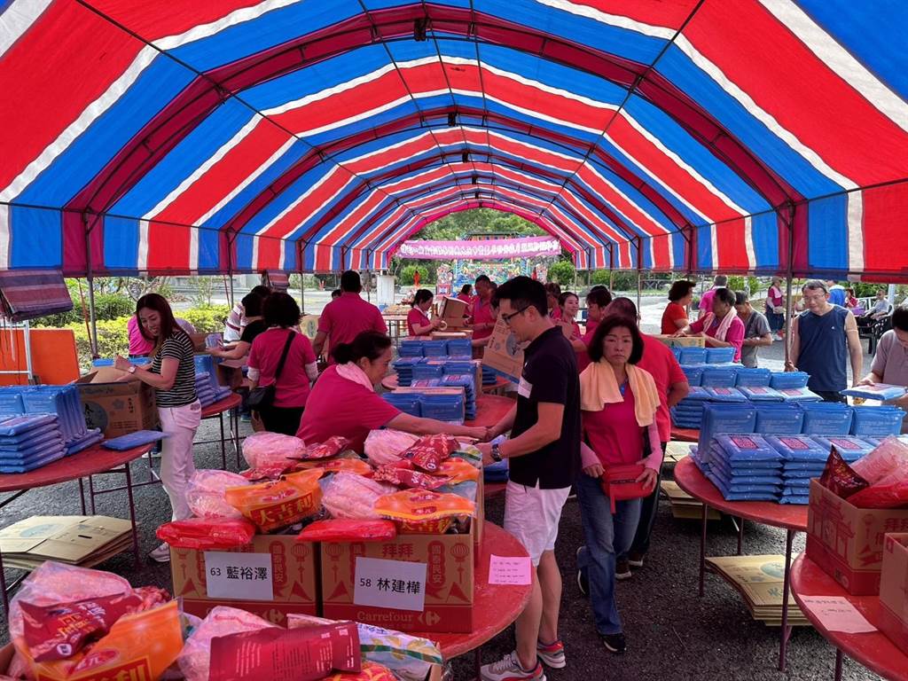 高雄顯明殿獲得贊助單位「澄清湖扶輪社」支持，傳承張良精神，在農曆民俗月，舉行中元普渡法會，所有物資供品也會贈與有需要的家庭與人員。（柯宗緯翻攝）