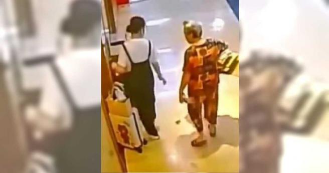 老婦見狀只和女子攀談幾句，雖有低頭檢查垃圾桶，但沒有停留太久。（圖／翻攝自微博／齊魯晚報、痞_蜀黍）