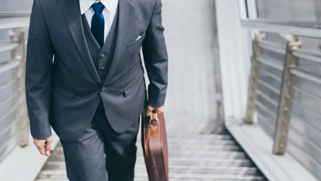 許多公務員認為現在公職薪水比起其他行業較低，付出的心力、所得不成正比。（示意圖：shutterstock／達志）