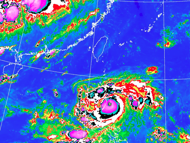 蘇拉今明兩天在呂宋島東北方打轉，周二轉向西北，朝台灣逼近，周四登陸台灣東南部。(翻攝自氣象局)