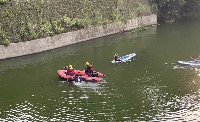 一名23岁江姓男子于新竹县峨眉湖与友人玩立式划桨，却发生溺水意外，消防员当日水下搜救5小时仍未寻获人。（竹县消防局提供／邱立雅竹县传真）