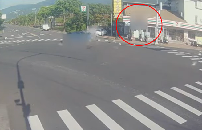 恐怖画面曝！他为安抚3岁女儿闯红灯，重机男遭撞「喷飞重摔」亡。(翻摄画面)
