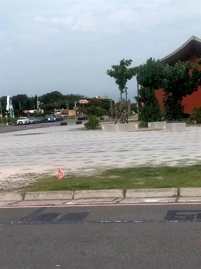 有民眾发现，防治红火蚁的小红旗出现在波光市集，由于9月2、3日即将举办国际风筝节，担心参加活动是否安全。（图／翻摄新竹爆料公社）