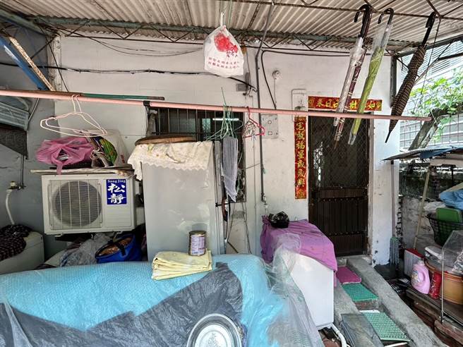 96岁老荣民武汝洁上月去世，与陆配住在大义国中旁矮房相依为命。（崔正纲摄）