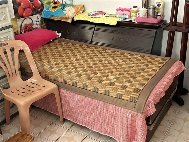 武汝洁生前睡的床位，旁边还放着中华民国国旗扇子，令人唏嘘。（崔正纲摄）