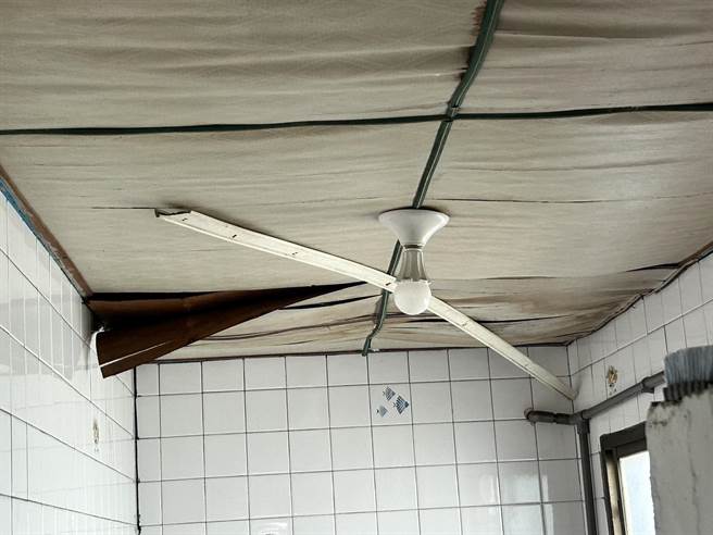 武汝洁生前住的矮房，房屋十分简陋，天花板破裂下雨会滴水。（崔正纲摄）