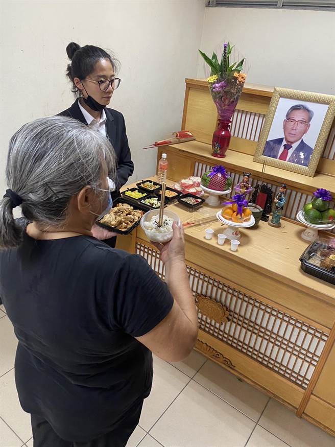 武汝洁与陆配结婚约20年，陆配始终不离不弃，陪伴他走完人生最后一程。（陈纪孝提供／崔正纲高雄传真）