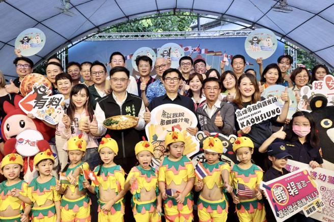 市长陈其迈化身型男主厨，欢迎海内外饕客来高雄开心痛快吃一波！（图／高雄市观光局）