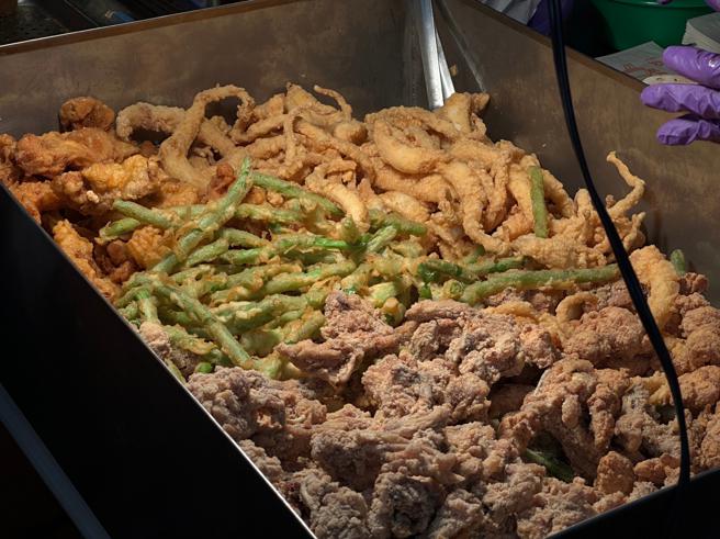 今年嘉年华共有29家台式咸酥鸡与11家异国炸物业者同场较劲。（图／高雄市观光局）