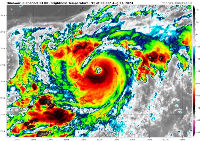 蘇拉今天開始準備北轉，預計明天晚上至周二清晨發布海上颱風警報，不排除周三下午發布陸警。(翻攝自tropicaltidbits)