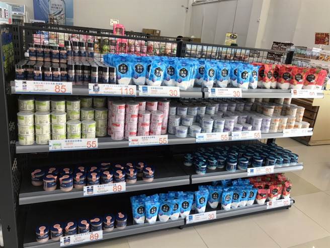 近期日本排放核污水引发南韩等周边国家民眾非理性囤盐，进而导致食盐市场波动，台盐公司表示，目前各大通路的备货及供应，与过往相较皆属正常，请民眾放心。（台盐提供／洪荣志台南传真）