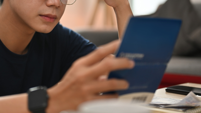 一名男子好奇问，一般劳工在台湾生活月薪多少才是快乐甜蜜点。（图／示意图，达志影像）