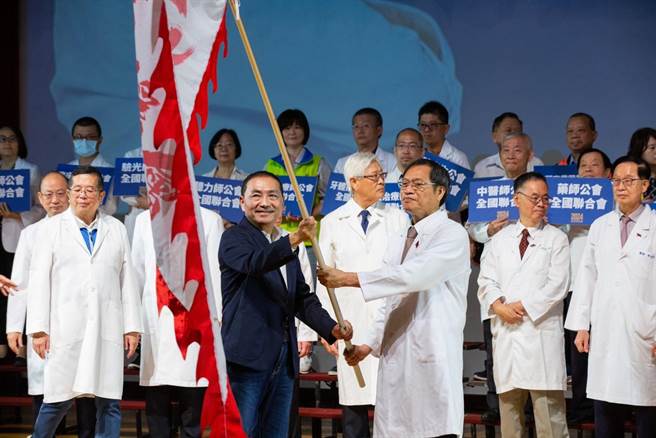 國民黨總統參選人侯友宜今天出席醫事團體後援會活動。（侯辦提供）