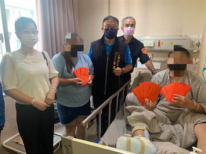 第四分局分局长李建兴（左三）、春社派出所所长邱量虔（左四）偕同慈济师姐将善款亲自交给黄女。（第四分局提供／张亦惠台中传真）