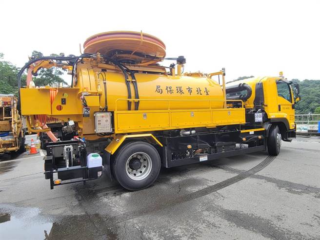 台北市共有17台冲吸车，其中4台已逾法律规定的汰换年限15年。台北市环保局表示，车辆功能正常，仍可执行勤务。（台北市环保局提供／刘彦宜台北传真）