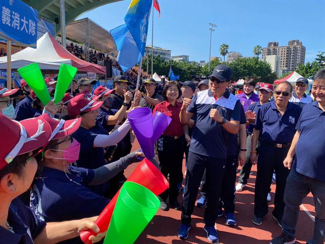 朱惕之熱情的與現場900位義消擊掌互動。（高鈞麟攝）
