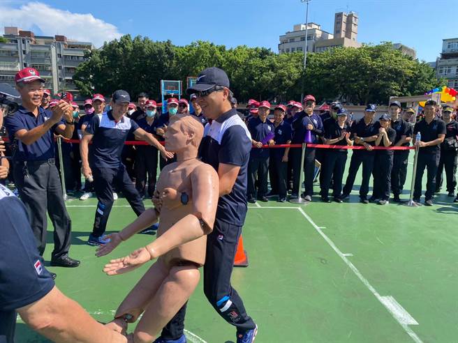 朱惕之為了感受義消的辛勞，頂著豔陽，特別下場參與訓練。（高鈞麟攝）
