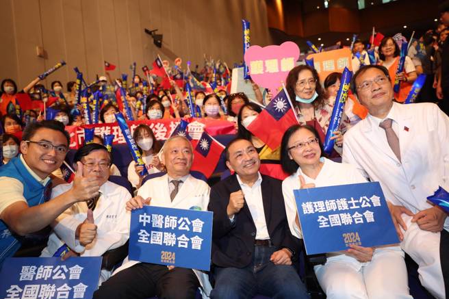 国民党总统参选人侯友宜（前右三）27日出席全国暨北区医事团体侯援会，侯友宜绕场一区一区与出席的医界支持者们合影。（刘宗龙摄）