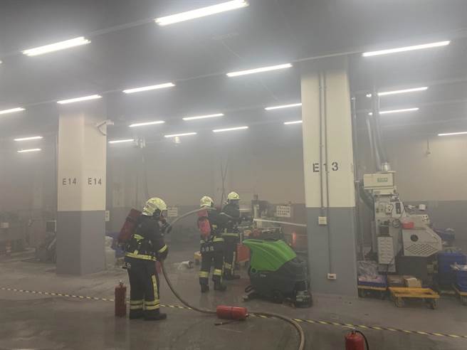 消防人員到場救災。（民眾提供／李京昇苗栗傳真）