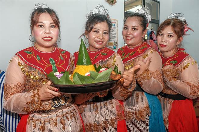 新竹县新住民家庭服务中心9月办理3场多元文化导览员培训课程，2场主题是「走读微笑好味道」，介绍泰国、印尼、越南、菲律宾特色商店，再由专家指导导览技巧。（罗浚滨摄）