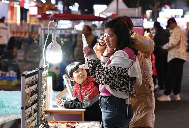 深圳對9月放寬地攤經濟的政策尚未明朗，但近日小販已搶先在來往口岸自發擺攤試水溫並專攻港人商機。（新華社）