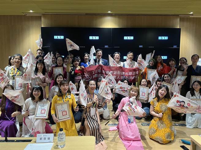台南市政府观光旅游局偕同中华台越新住民关怀协会办理「新南向旅游导览人员培训计画」，今天举行结训典礼。（洪荣志摄）