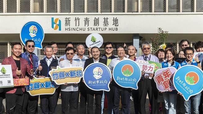 国民党总统参选人侯友宜（中）6月到明新科大参访新竹青创基地，县府积极规画「新创竹梦资源网」30日正式上线。（罗浚滨摄）
