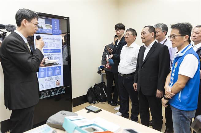 国民党总统参选人侯友宜（右二）与新竹县长杨文科（左二）在新竹青创基地了解青创业者研发的科技产品，县府建置「新创竹梦资源网」，不仅是对青创业者重要的支持，更是竹县创业生态系一个重大里程碑。（罗浚滨摄）
