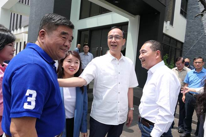 侯友宜（前右）在国民党主席朱立伦（前右二）陪同下，前往云林县拜访张荣味（前左）。（张朝欣摄）