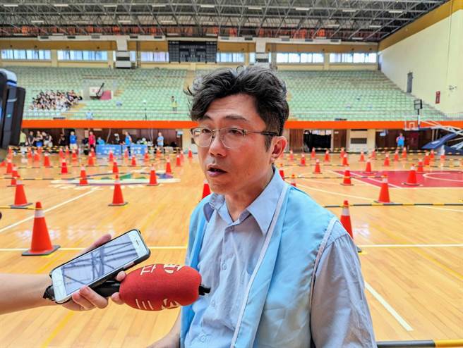 旭佑科技市场总监林东亿说，为了杜绝任何可能的弊端，清洁队员体能测验都以田径赛的高标准进行。（张志康摄）