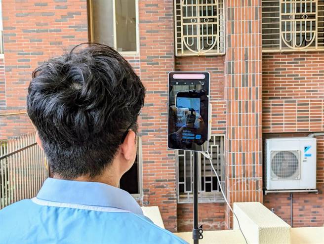 为避免有枪手代考，考生入场前还要经过AI人脸辨识。（张志康摄）