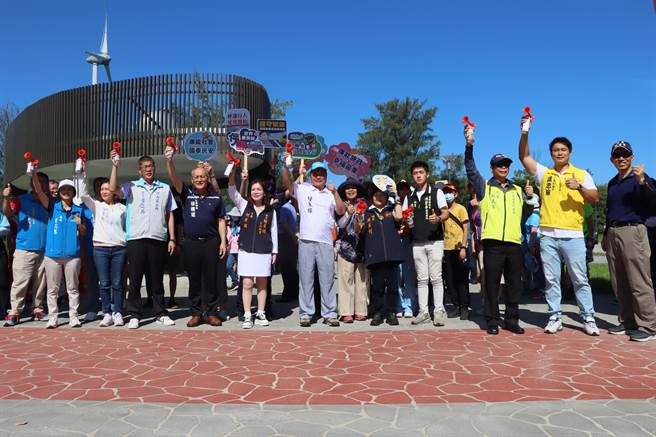 县长锺东锦等人共同鸣枪为活动揭幕。（苗栗县政府提供／李京升苗栗传真）