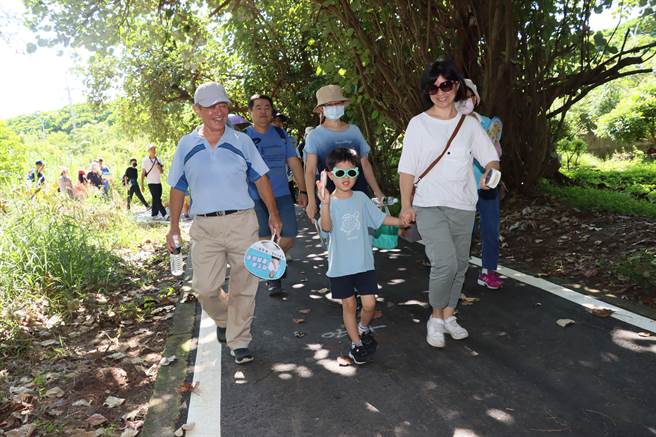 许多家庭三代同堂一起健走。（苗栗县政府提供／李京升苗栗传真）
