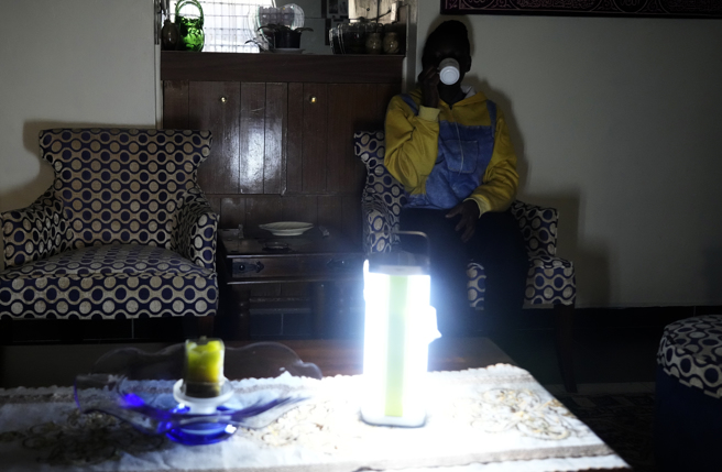 肯亞多個地區昨天開始大停電，直到今天都尚未復電，首都奈洛比國際機場也因此陷入黑暗長達數個小時。圖為居民家中停電狀況。（圖/美聯社）