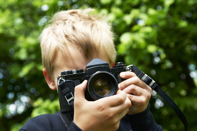 小小摄淫师？6岁男童竟用手机拍3岁女童，让帮他摸下体喊「继续」。（示意图/ shutterstock）