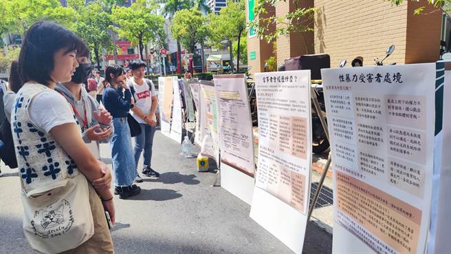 有学生认为，目前社会上关注的me too运动仍集中在少数、知名人士等，但社会上其实有着更多不为人知的性骚扰黑数，虽然遇到午后大雷雨，但仍希望透过今天的游行唤起社会更多关注。（林良齐摄）