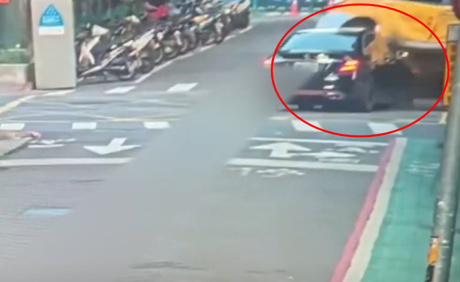 北市23岁宾士妹「无照」上路，小黄遭撞「90度侧翻」酿4伤。(翻摄画面)