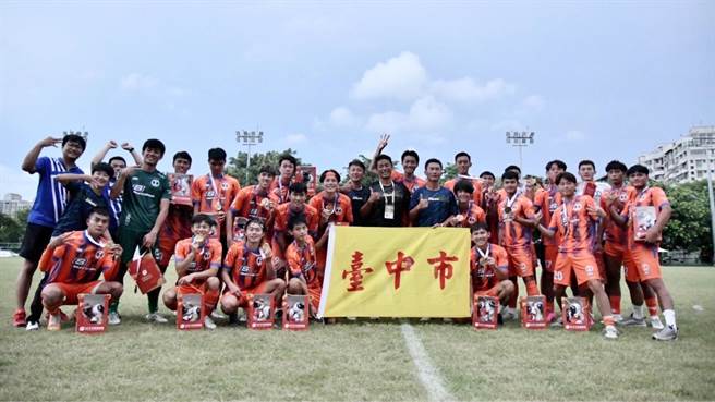 台中男足代表队拿下全运会冠军，缔造三连霸纪录。（运动局提供／张亦惠台中传真）