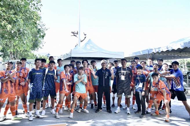 台中男足代表队拿下全运会冠军，缔造三连霸纪录，运动局长李昱叡第一时间代表市长卢秀燕送上祝贺之意。（运动局提供／张亦惠台中传真）